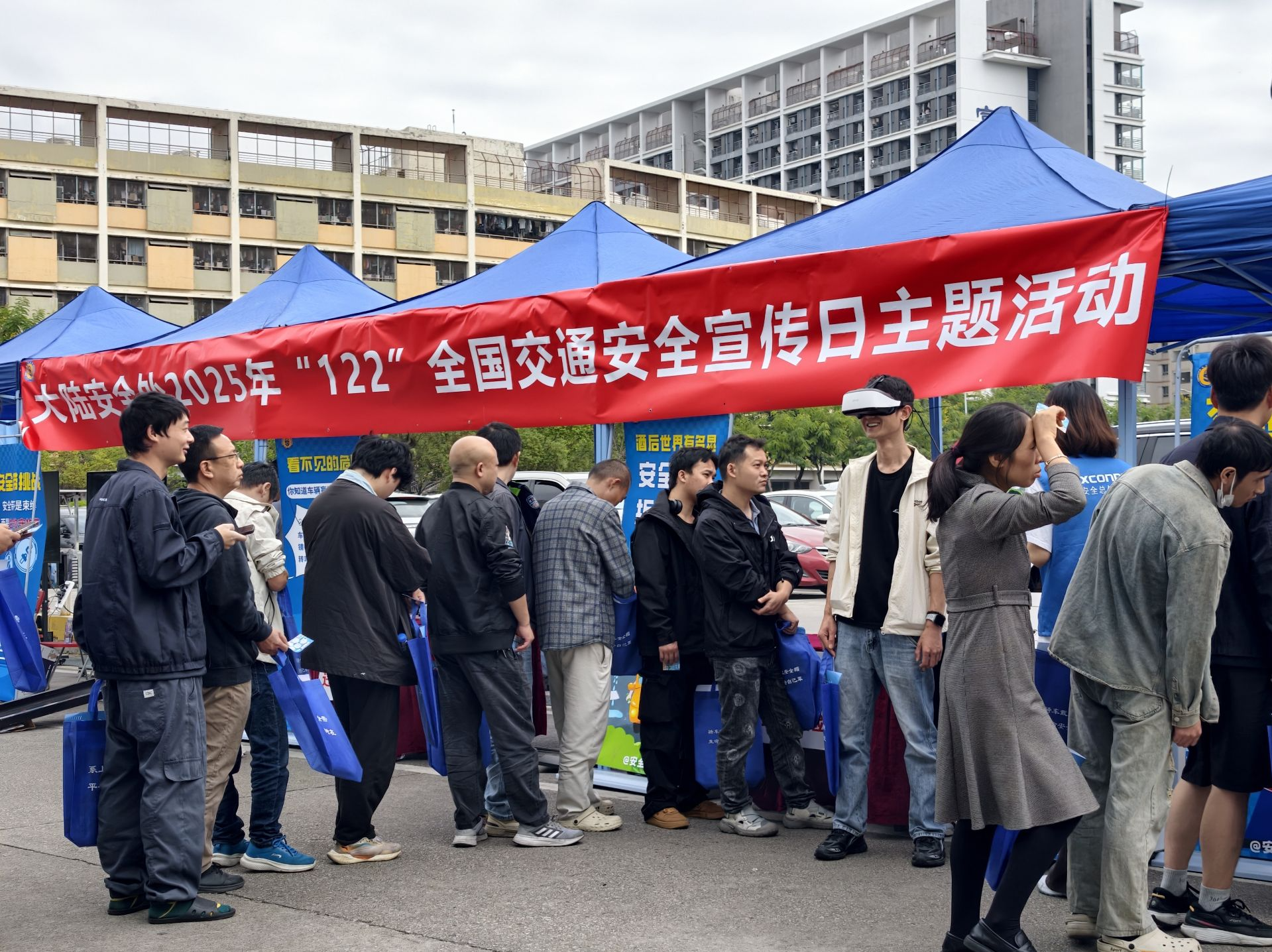 深圳市公安局交通管理局龙华大队参加全国交通安全日主题活动