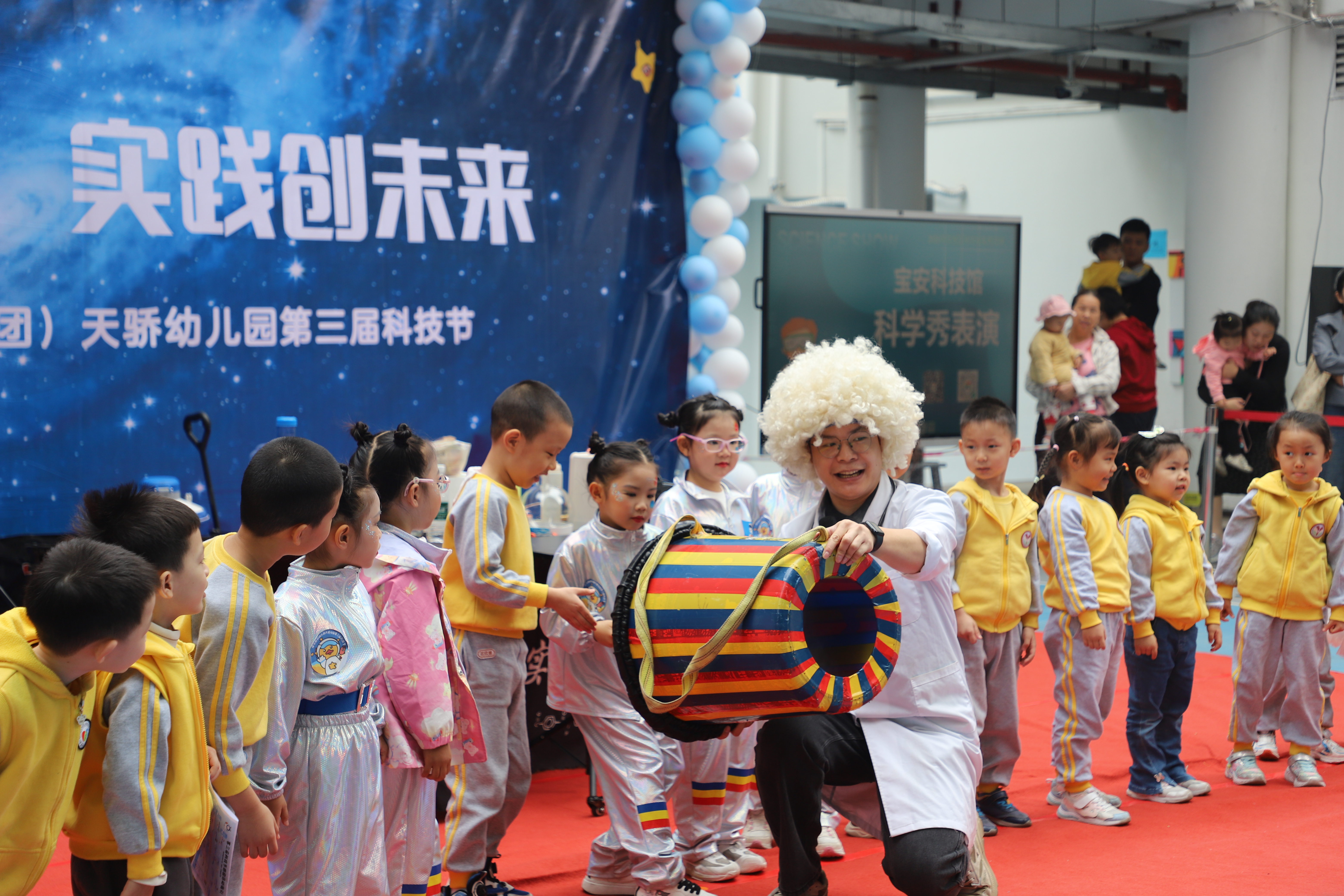炫酷!这所幼儿园把科技节玩出了新高度,萌娃秒变“小小科创家”