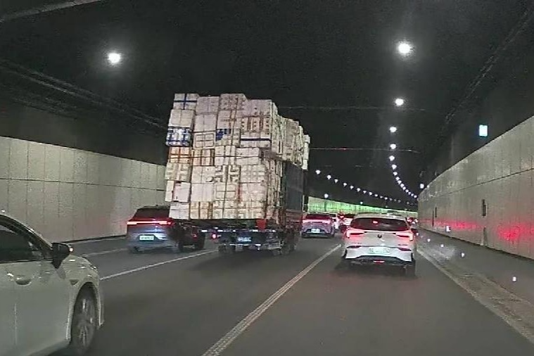 超长超宽超高！深圳晚高峰时段一超限货车现身快速路险象环生