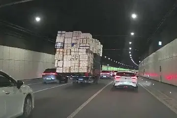 超长超宽超高!深圳晚高峰时段一超限货车现身快速路险象环生