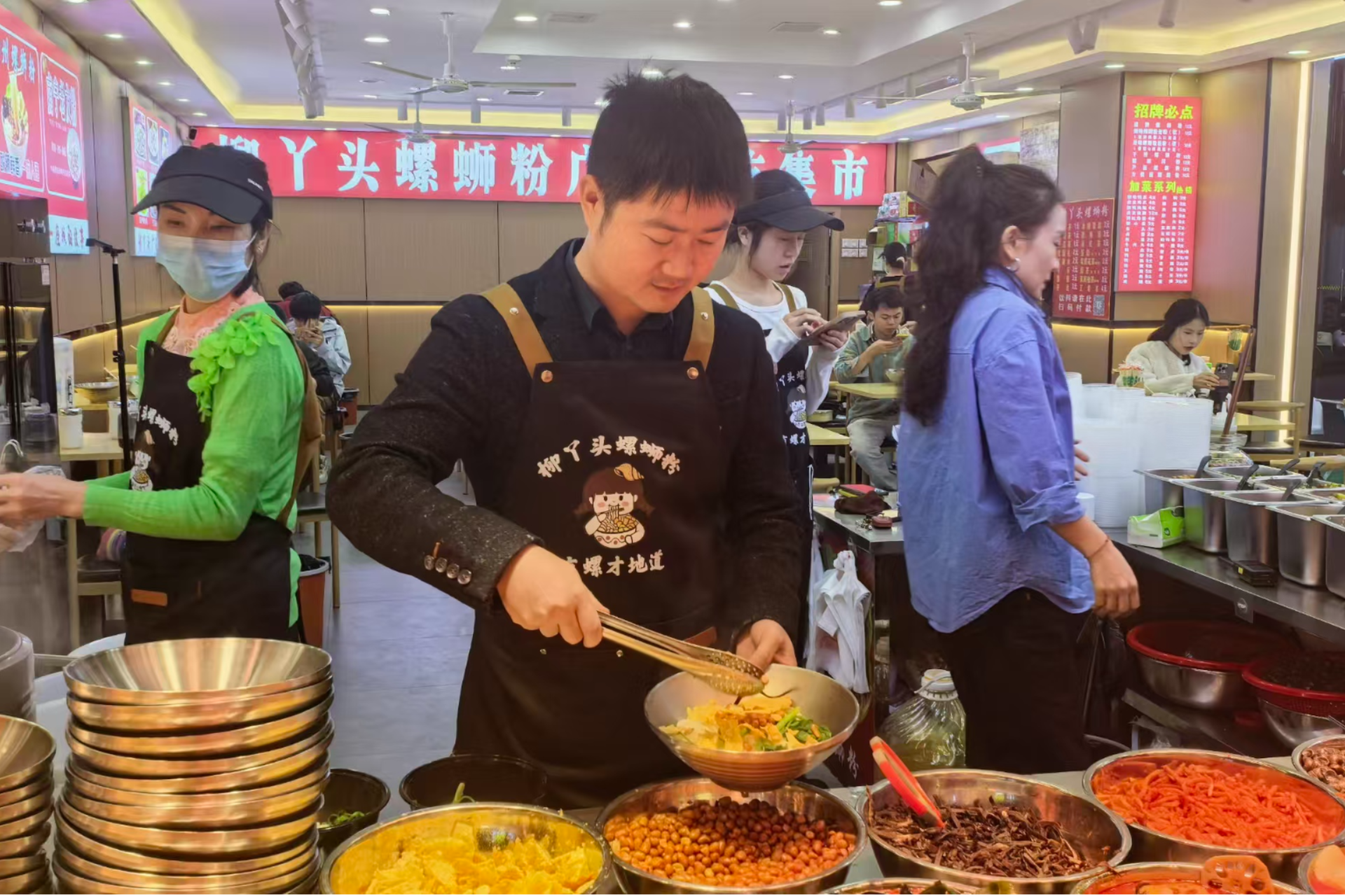 深圳80后，凭一碗螺蛳粉3年开了11家店