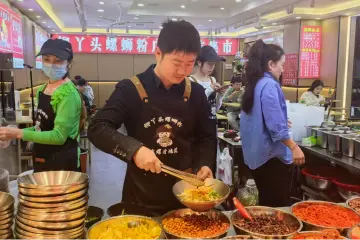 深圳80后,凭一碗螺蛳粉3年开了11家店