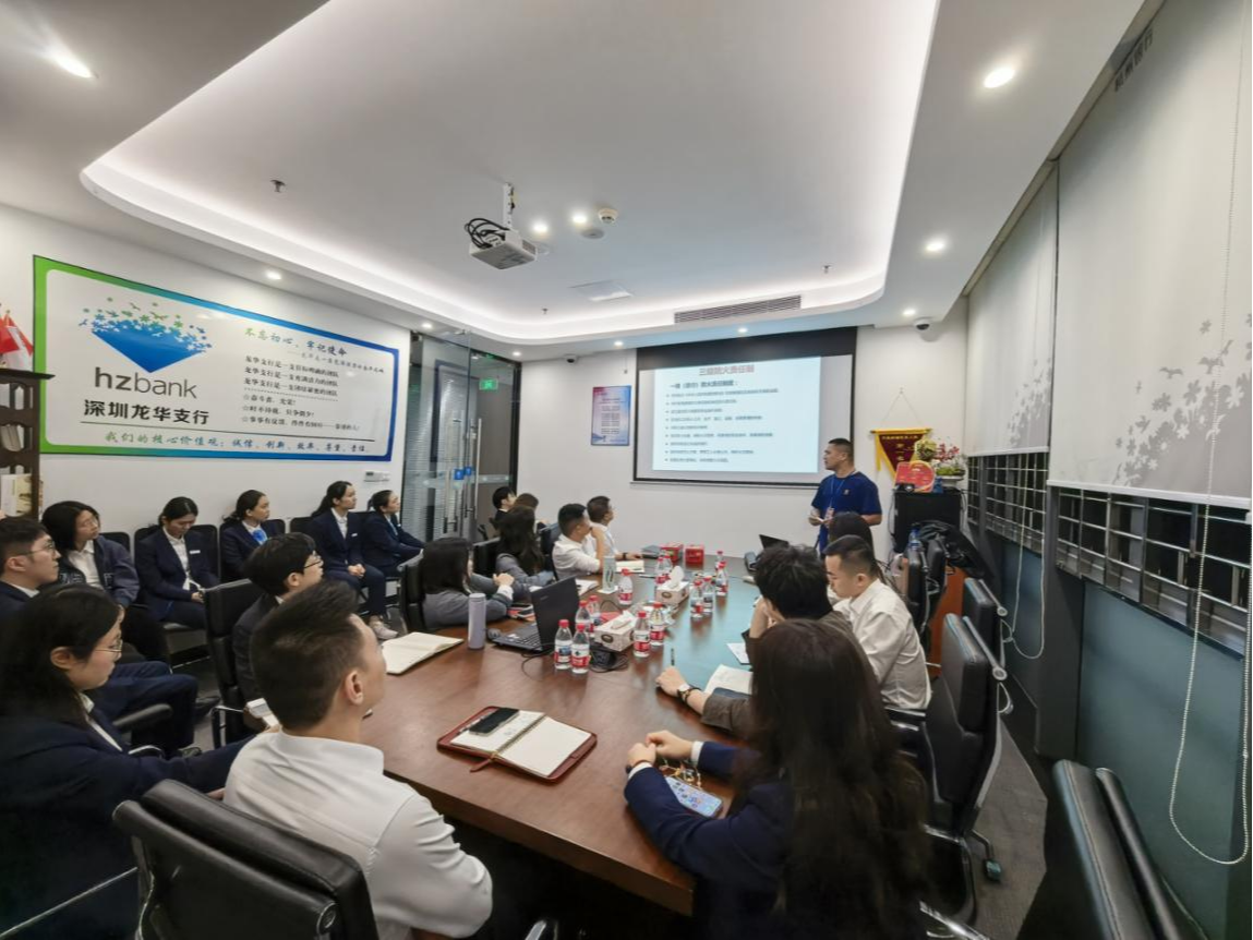 筑牢安全防线 守护平安家园 ——杭州银行深圳龙华支行开展消防安全专题培训与应急演练活动