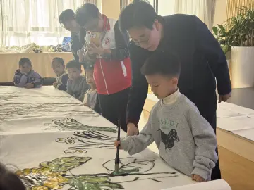 罗湖桂木园社区开展长幼共创国画活动