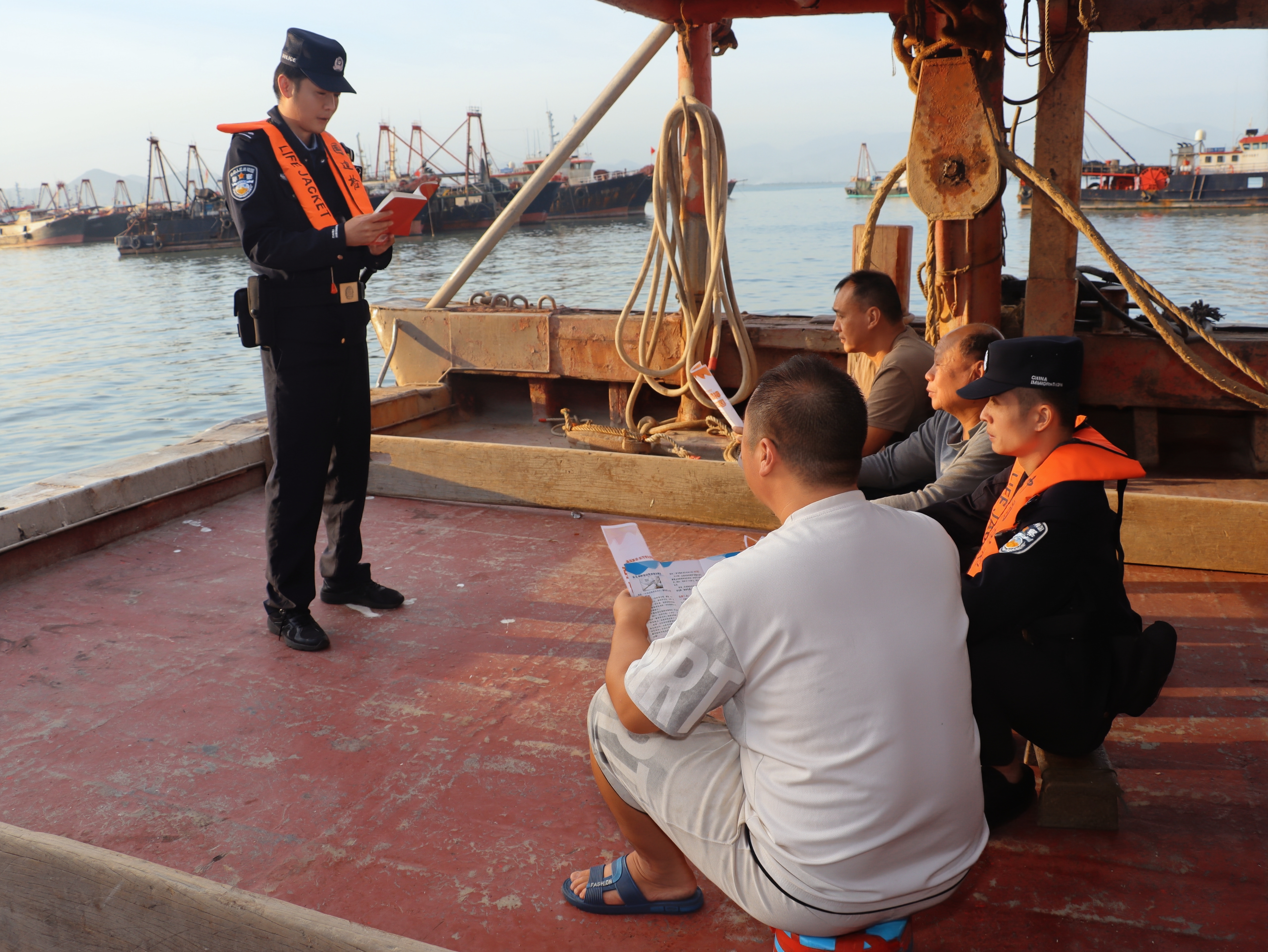 走上船头畅谈！ 这堂普法小课堂“搬”到港口、渔船上