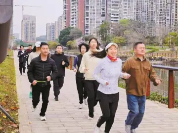 每个人都有一首奔跑叙事长诗丨人文天地·南海潮