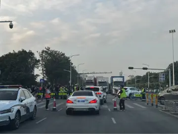 航站四路路面开裂？现场双向六车道临时管制，现场工作人员表示“预防为主”