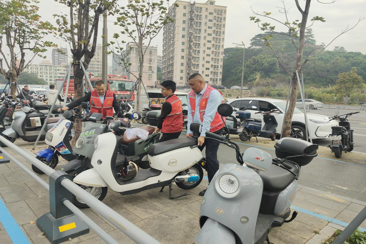 早高峰里的“红色暖流”！深巴空港快线车队党支部志愿服务为市民出行添暖意