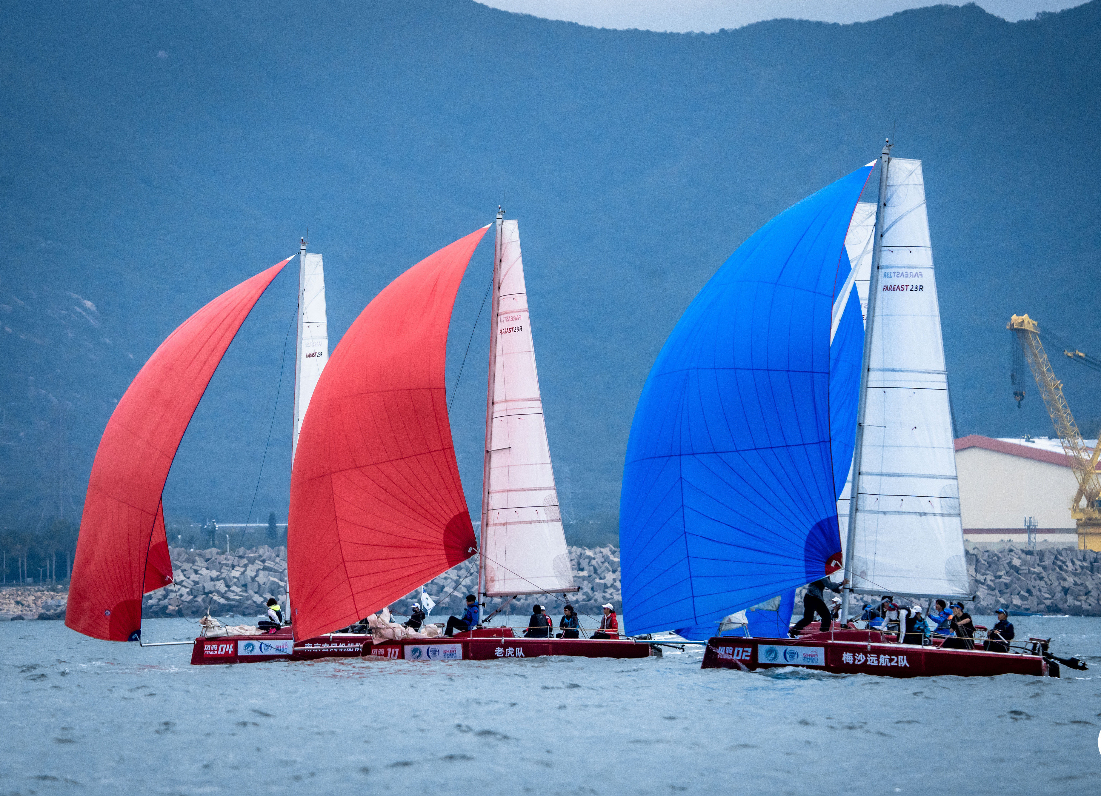 中国杯帆船赛青少年组开赛 200名小水手追风逐浪
