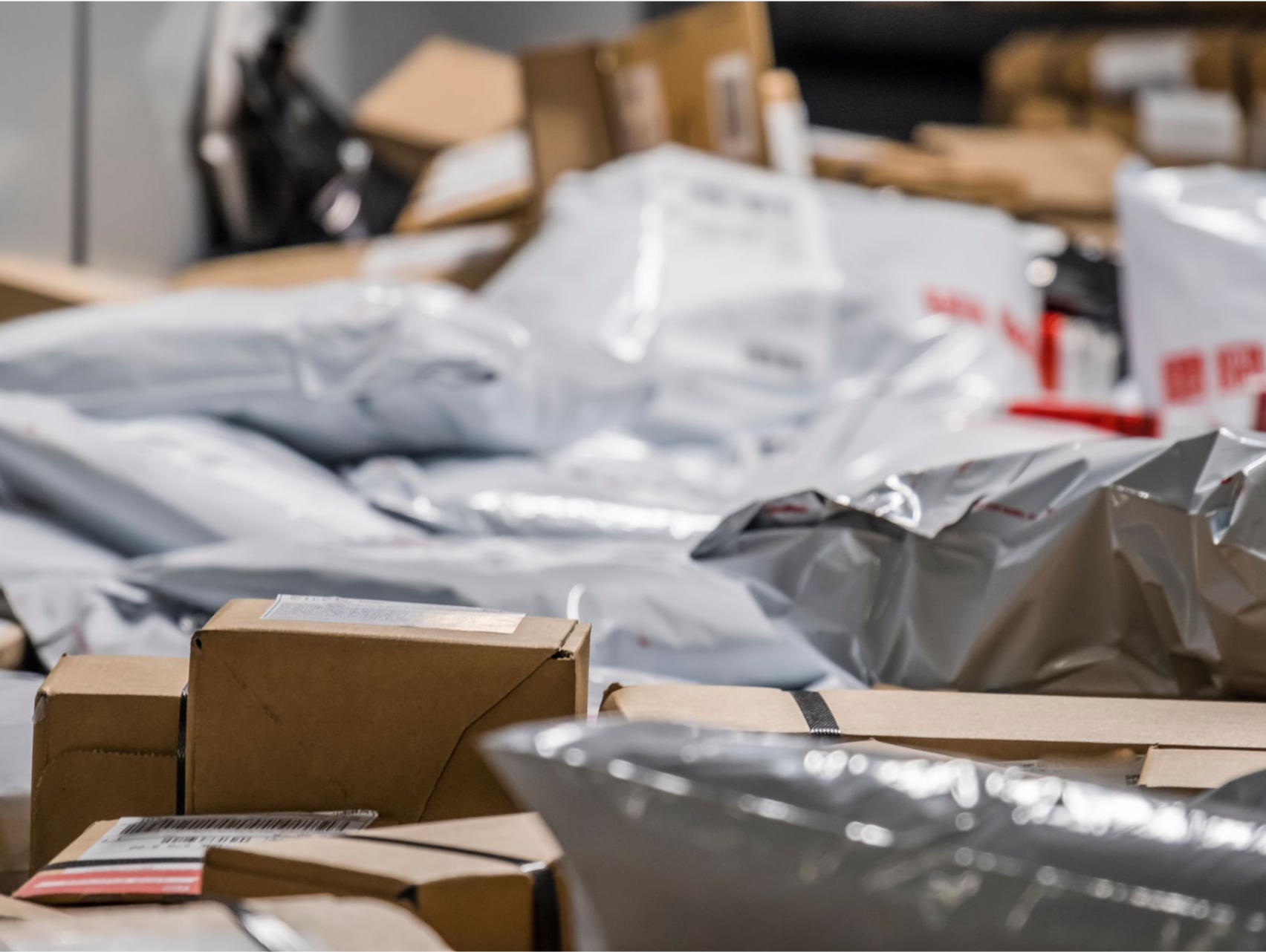 历史新高！我国快递年业务量首次突破1800亿件