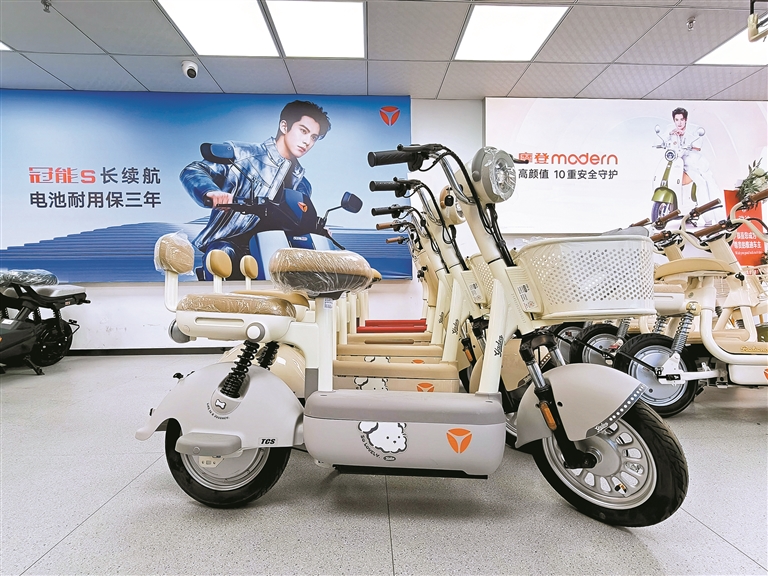 行业协会回应电动自行车新国标四大争议,记者探店发现:新车型供应有限 消费者看多买少