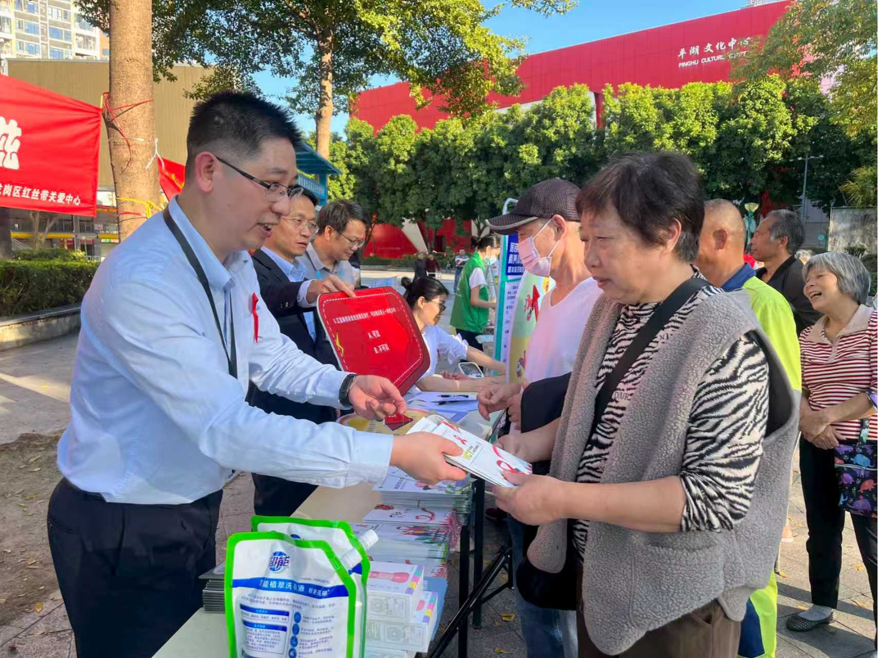 龙岗区平湖多部门联合开展艾滋病防治宣传活动