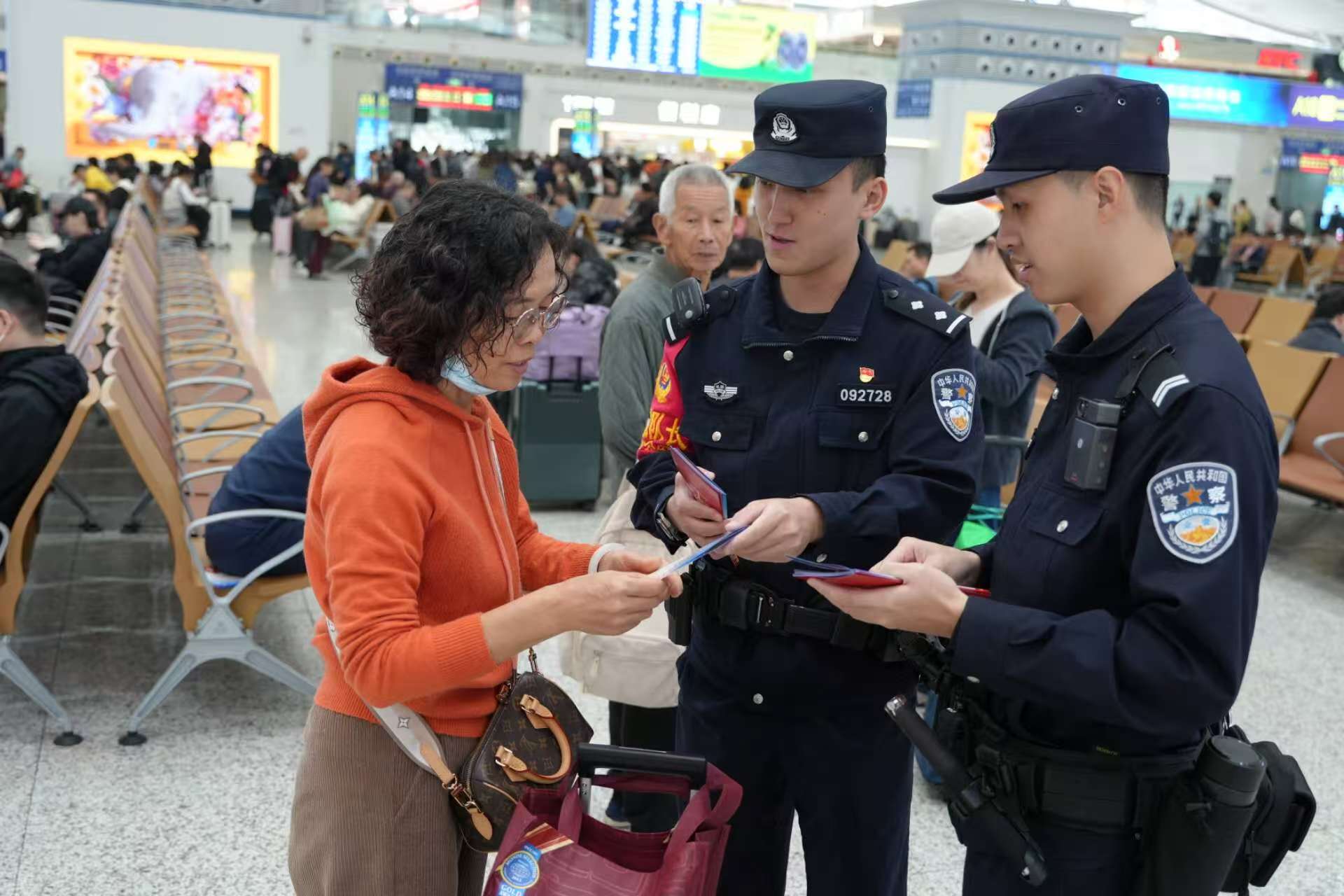 深铁公安深圳北站派出所开展国家宪法日主题宣传活动