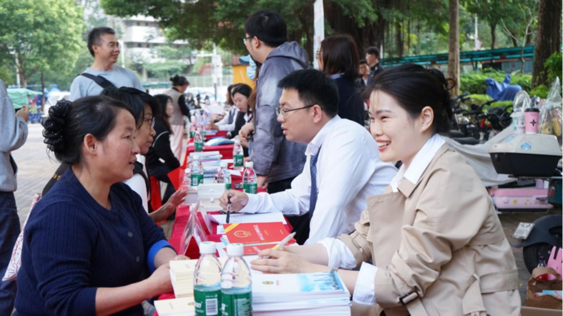 逛集市、学法律、享服务！民治街道“12・4”国家宪法日宣传活动真热闹