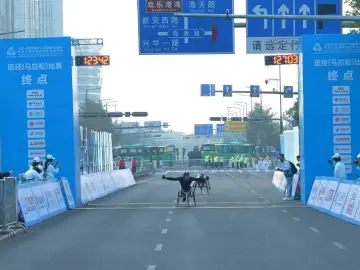 马拉松“双赛同办”：用奔跑诠释“残健共融”