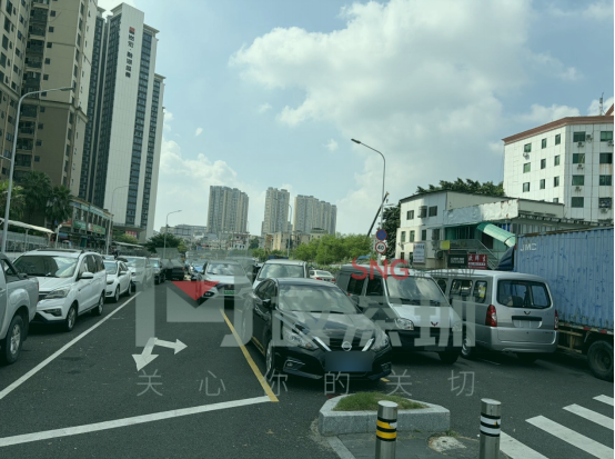 “堵得动不了”！深圳龙岗一路口被指变停车场