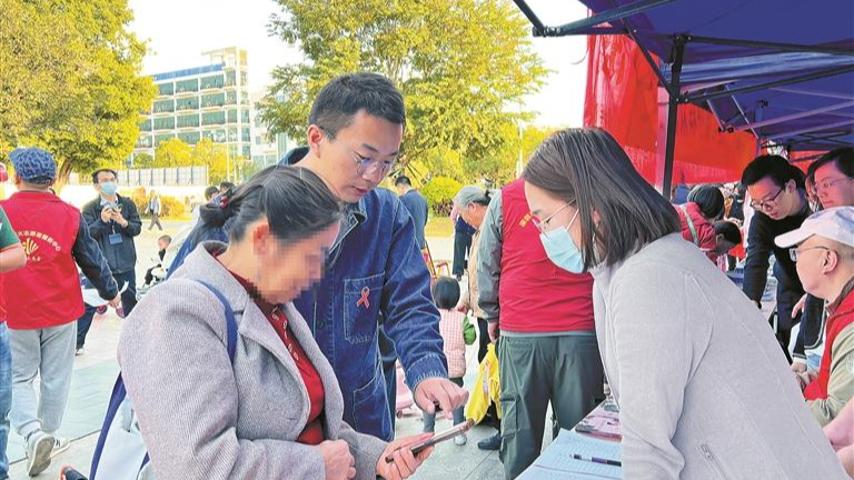 宝安区多部门联动开展“世界艾滋病日”主题宣传活动