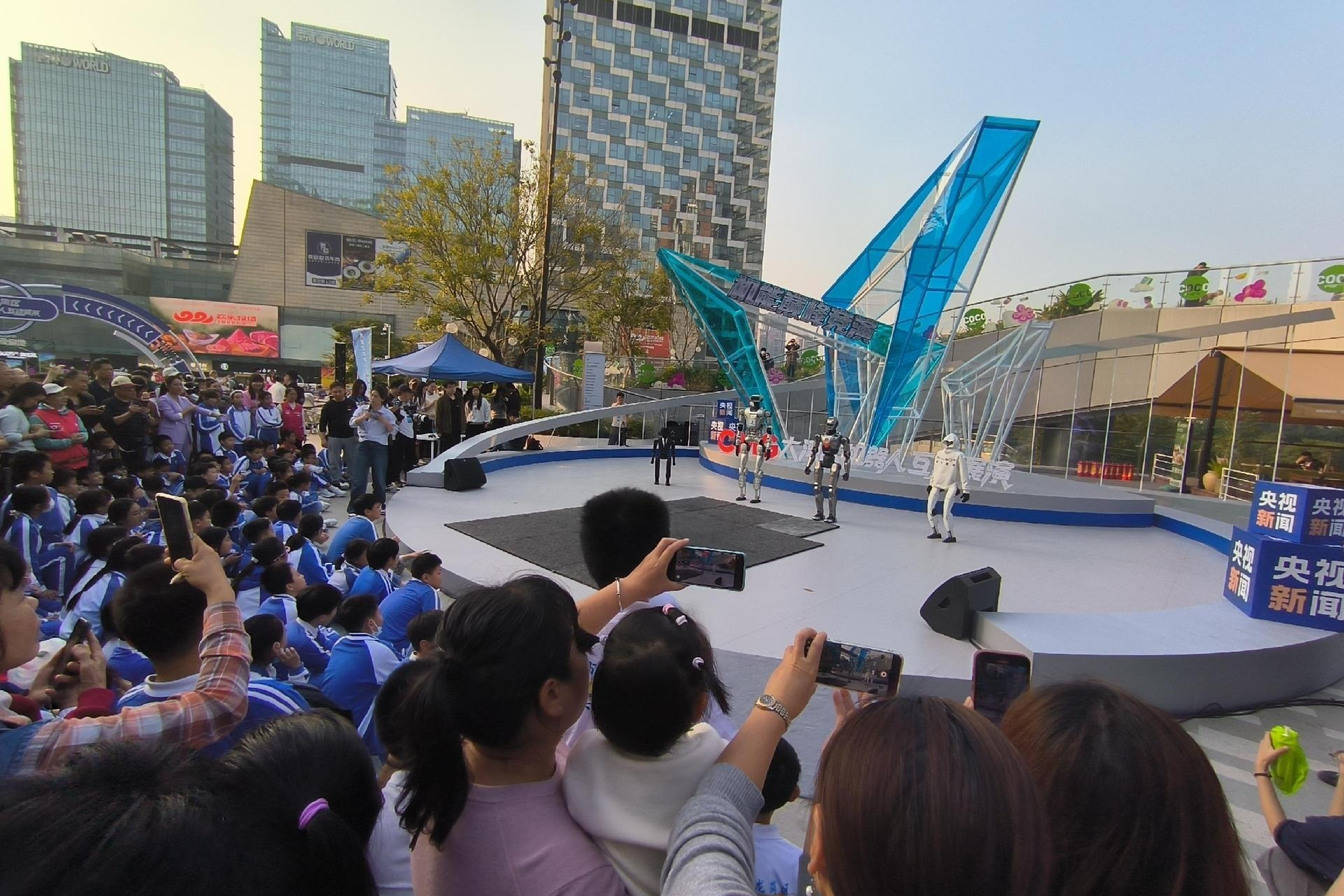 央视在深开启机器人互动展演 机器人组团跳舞做饭叠衣服