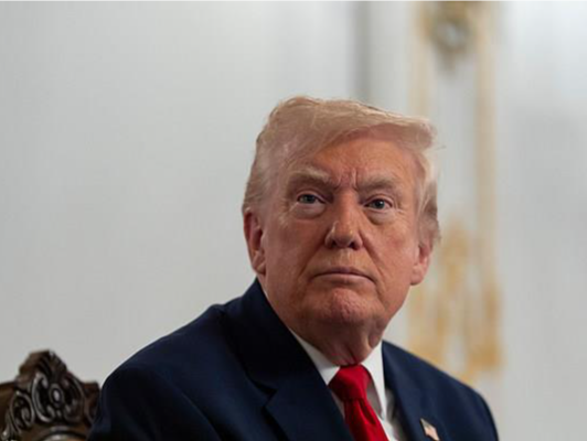 特朗普宣布：允许英伟达向中国出售H200芯片，但要抽25%分成