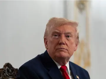 特朗普宣布：允许英伟达向中国出售H200芯片，但要抽25%分成