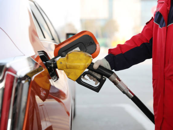 今晚下调油价，加满一箱油能少花2元