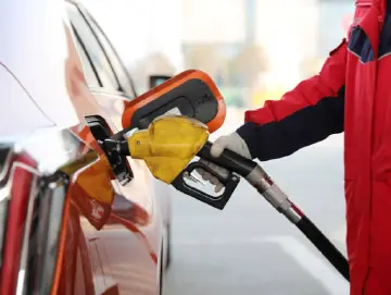 今晚下调油价，加满一箱油能少花2元