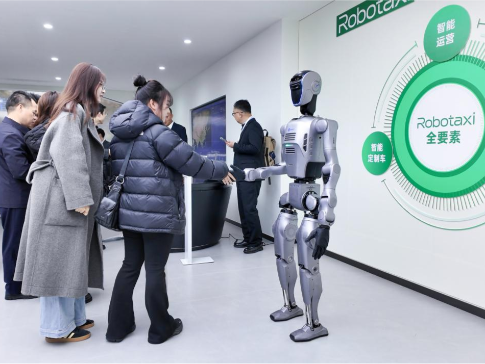 曹操出行与越疆科技达成合作，人形机器人入驻行业首个“绿色智能通行岛”