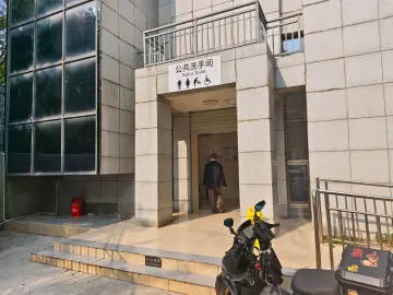 商业街公厕也要“消费入座”？ 官方回应：尚未验收暂不开放，附近已设替代公厕