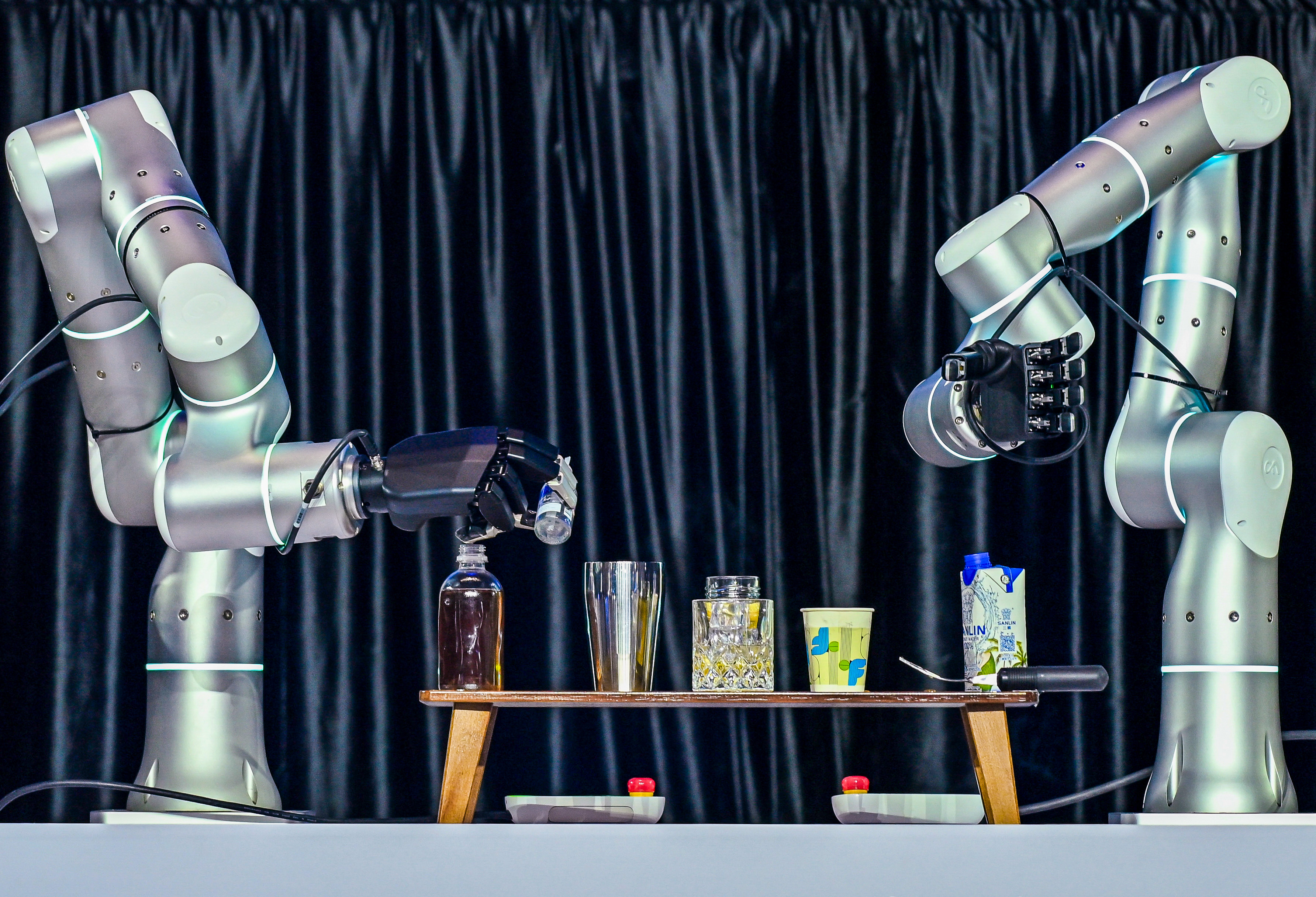 双赛道竞技点燃具身智能新引擎 2025年深圳智能机器人灵巧手大赛收官