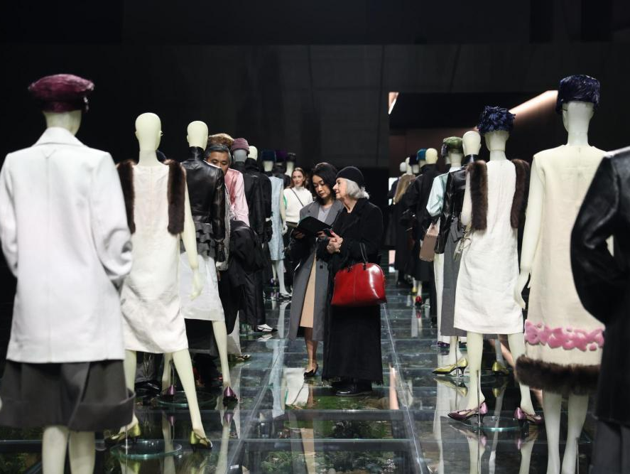 两大意大利奢牌合并！普拉达正式收购范思哲   