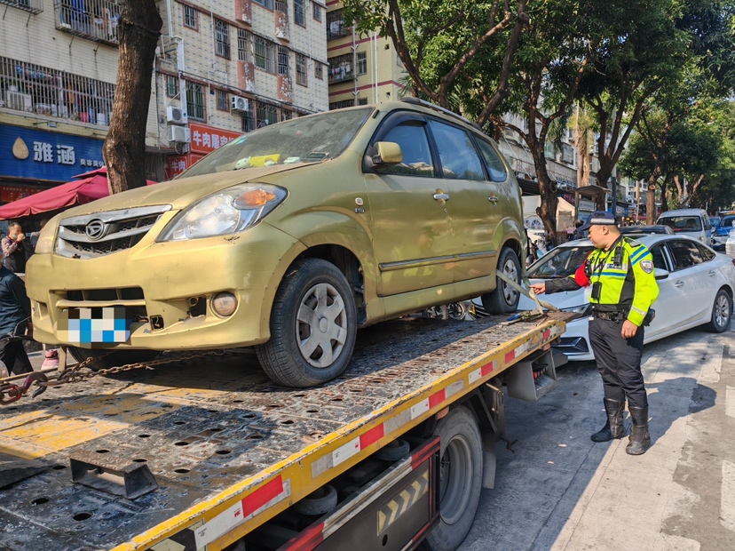 联合整治“僵尸车”，龙岗吉华街道华龙路清爽了