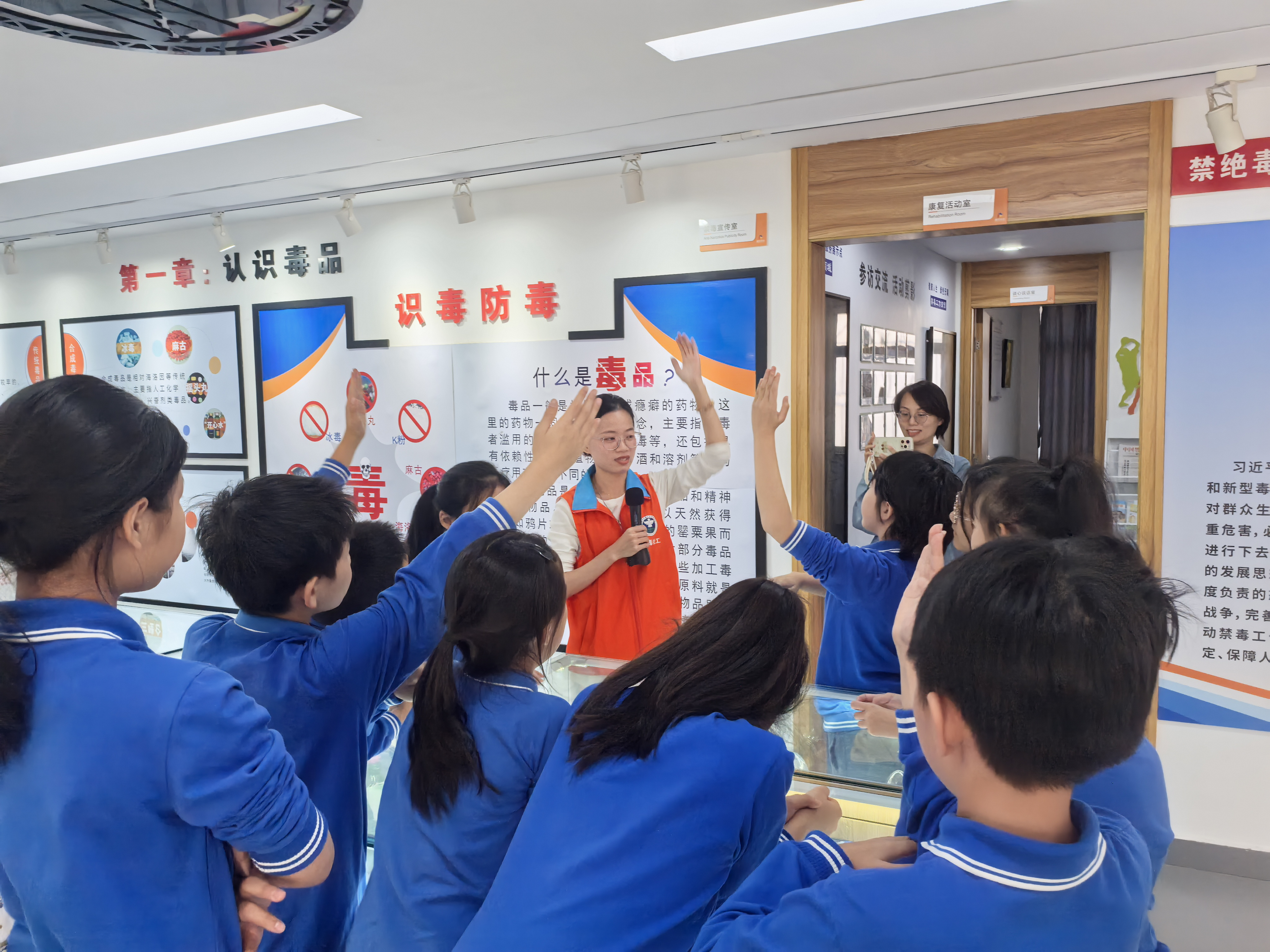 罗湖区翠竹街道护航青少年健康成长，沉浸式体验学禁毒