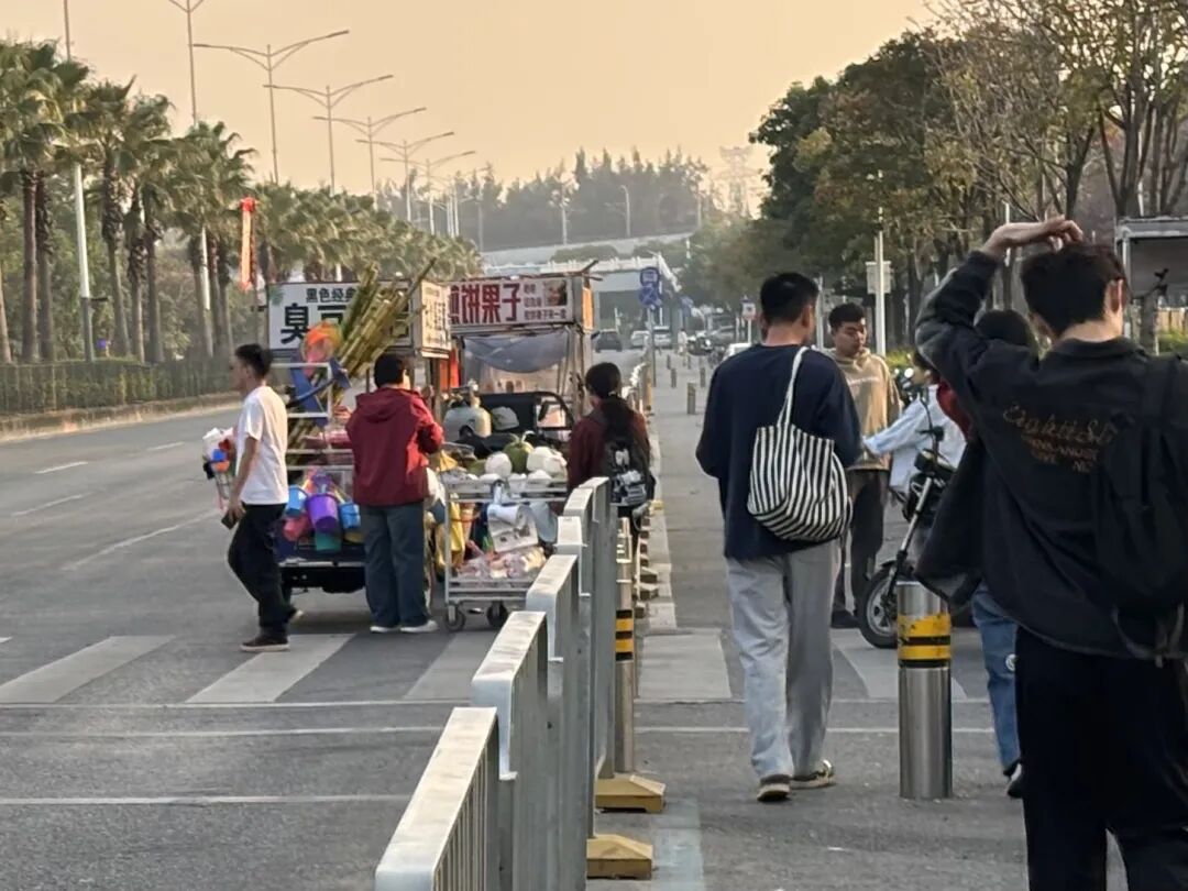 深圳一网红公园门口拥堵不堪，记者实探：有车道被摊位完全占据