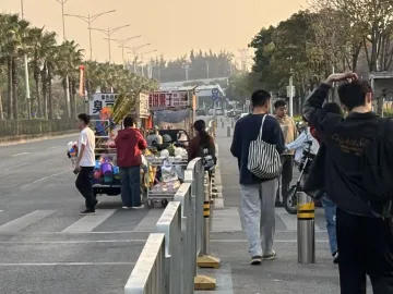 深圳一网红公园门口拥堵不堪，记者实探：有车道被摊位完全占据