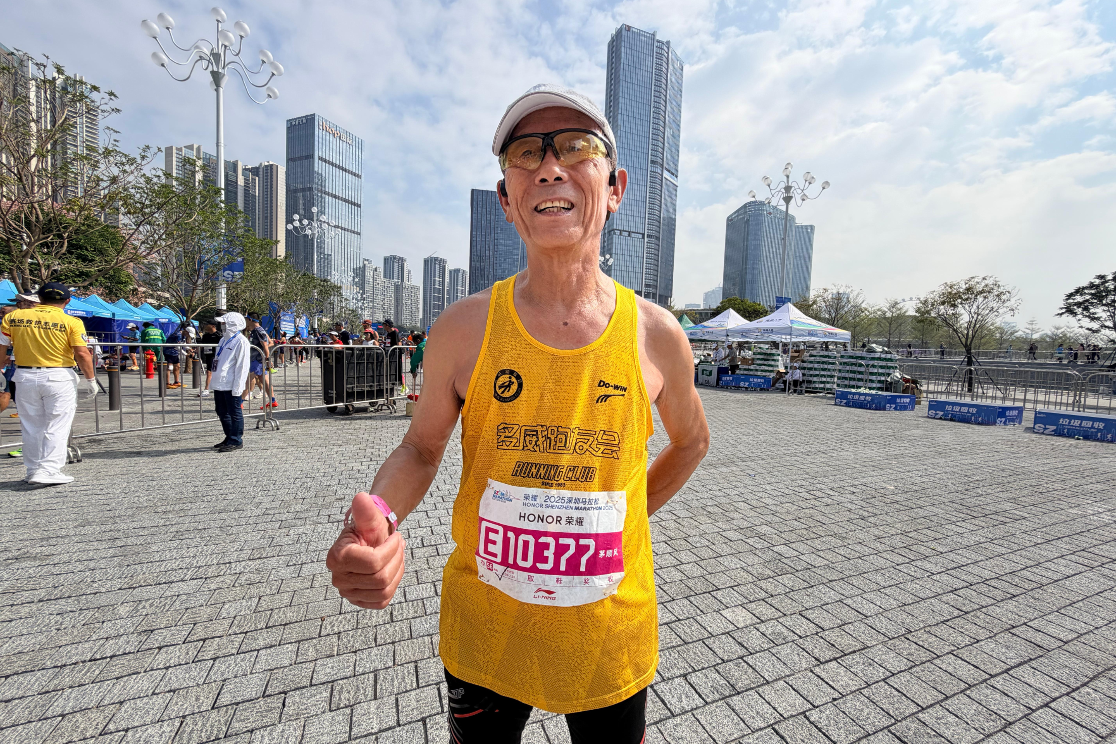 74岁跑者首次跑深马很感慨:比想象中还好!