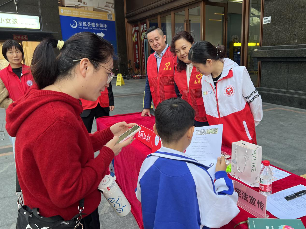 罗湖红村社区开展法治宣传暨长者关爱活动