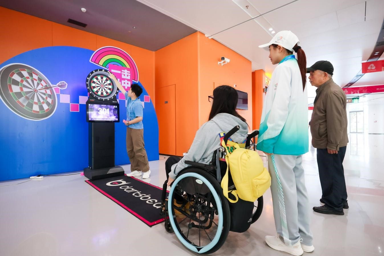 镖动鹏城 勇者逐光!残特奥会飞镖正赛首日燃动深圳