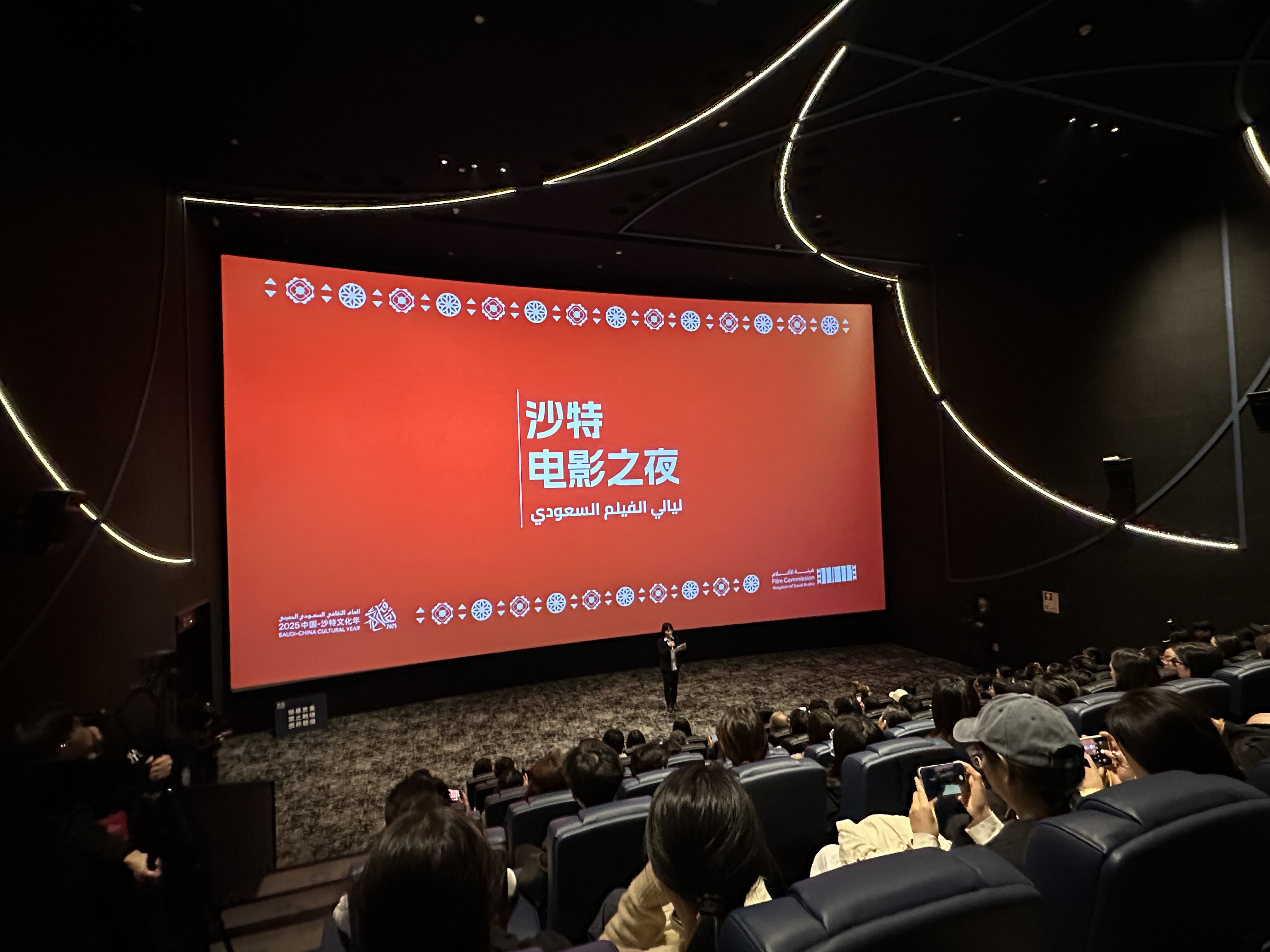 沙特电影在深圳“炸场”!《疯狂救援》IMAX首秀,中沙文化碰撞出新火花