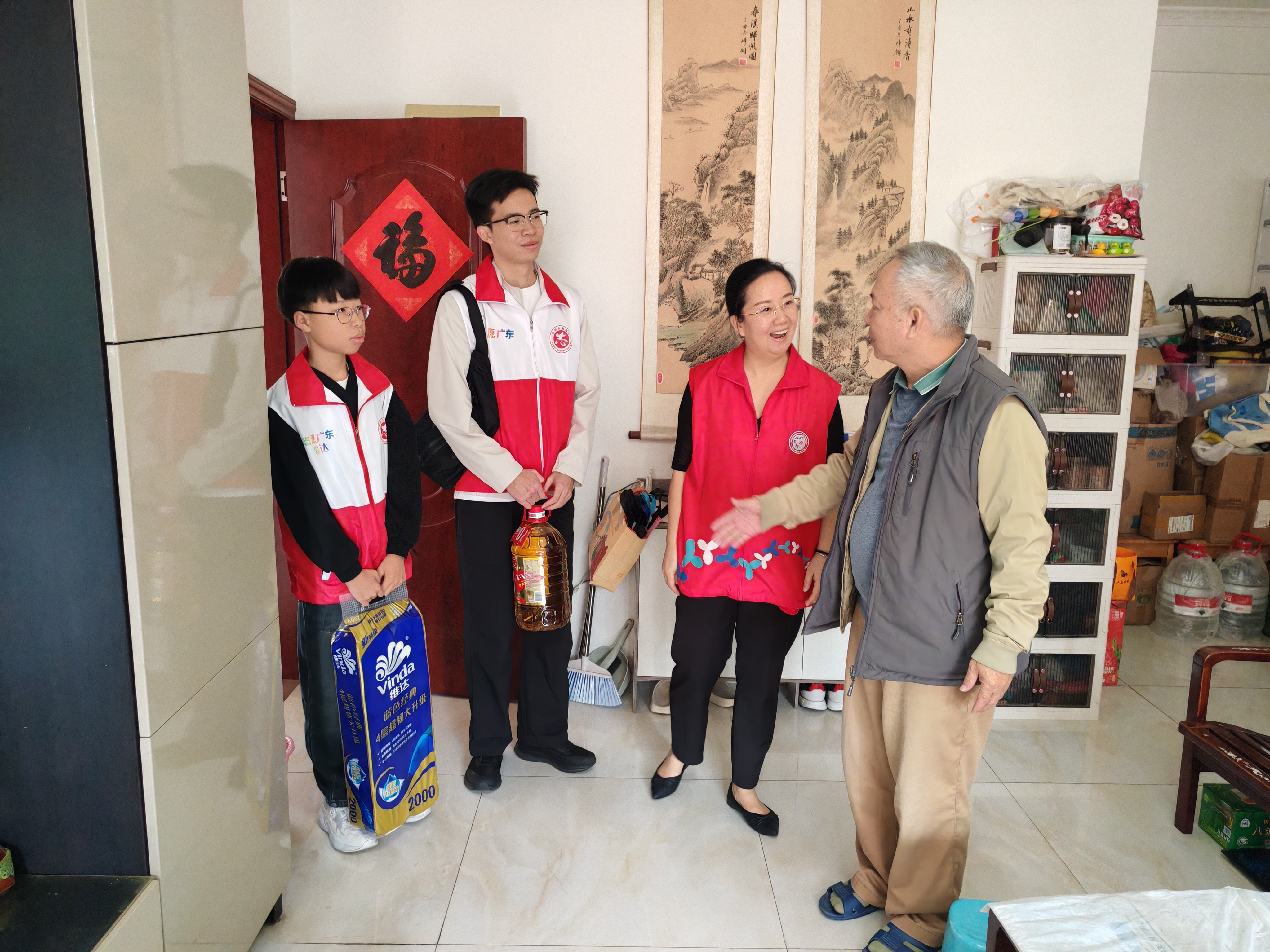 罗湖青少年志愿者参与“邻里守望”“暖‘新’关爱”行动