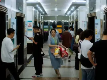 短剧集《奇迹》央一首播引关注！闫妮在华强北跑出深圳故事 