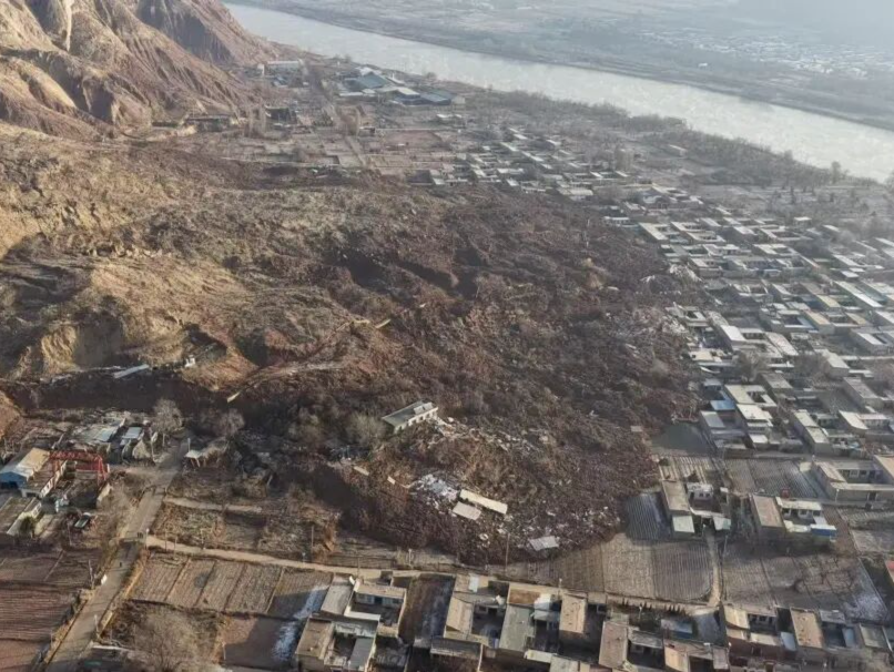 甘肃永靖县发生滑坡，45户房屋被埋，因险情发现、预警及时，群众及时转移，未造成人员伤亡