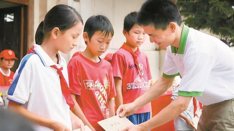 青年代表胡东辉：他把志愿服务当成“宝安特产”带回家乡