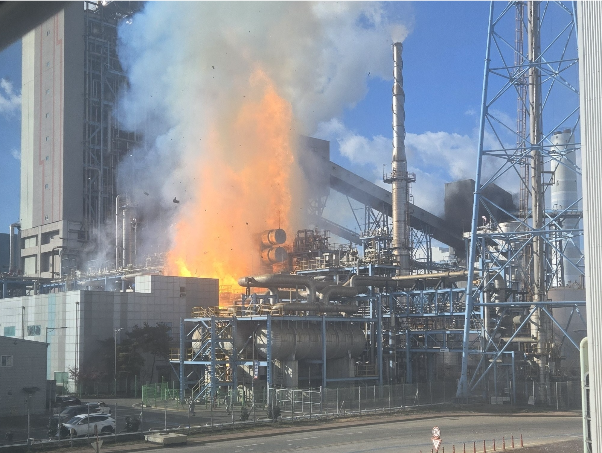 韩国忠清南道一火电站爆炸起火