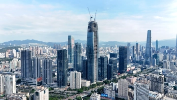 “罗湖之冠”焕新颜！深圳城建梅园云投大厦幕墙安装突破300米高