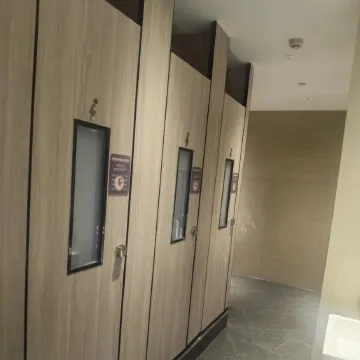 深圳一厕所,吸烟会让玻璃变透明!网友:建议全国推广