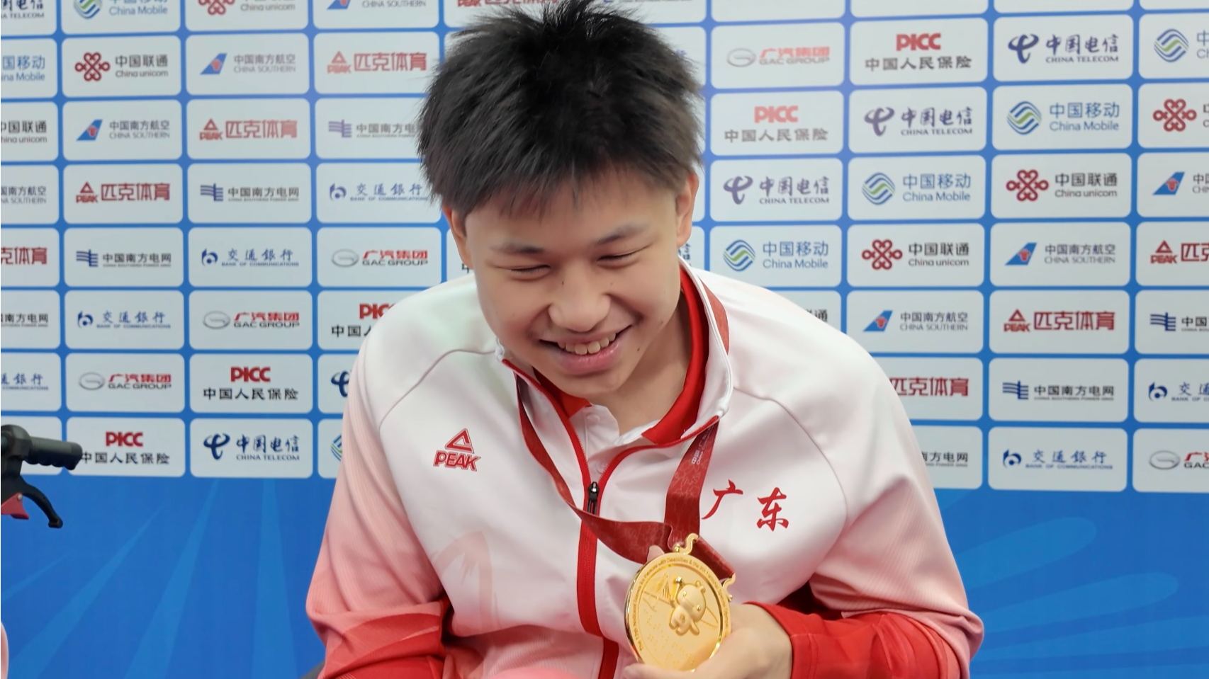 为梦想击水!宝安健儿任昱霄斩获残特奥会游泳首金