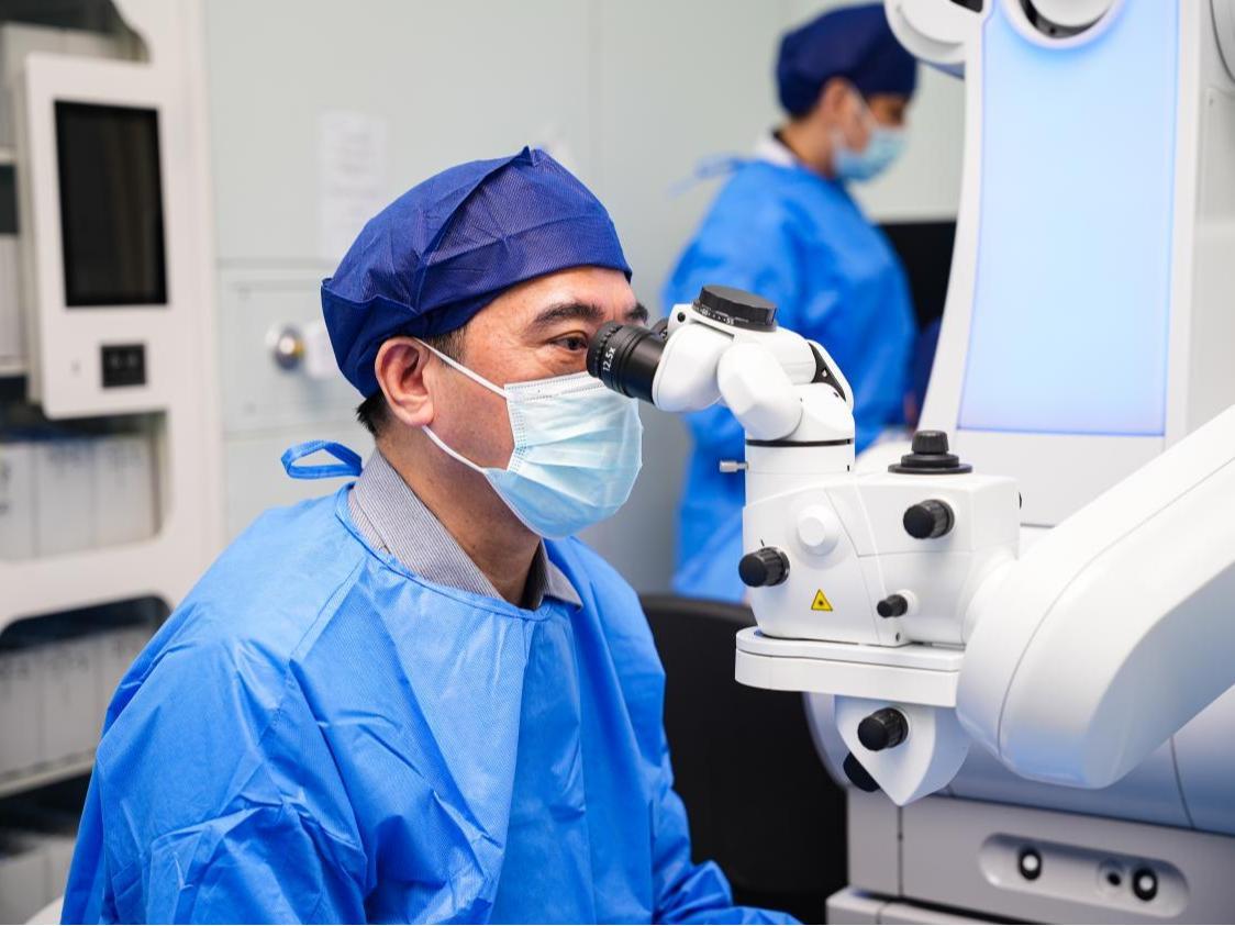 深圳市眼科医院首台机器人全飞秒开机启用    首批近视患者顺利摘镜