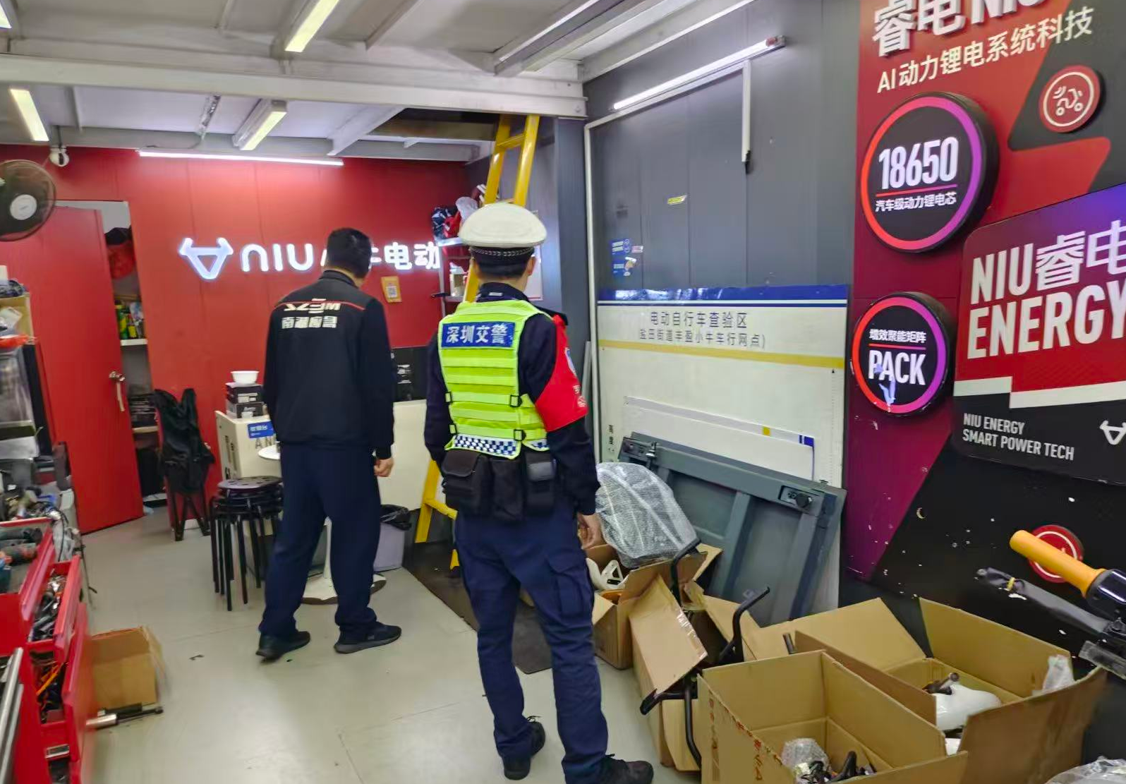 罗湖交警对电动自行车门店开展交通安全宣传