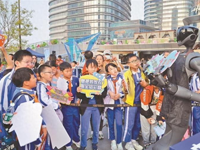 保姆机器人大会勾勒未来生活图景，观众围观称奇："想把我家衣服全给机器人叠"
