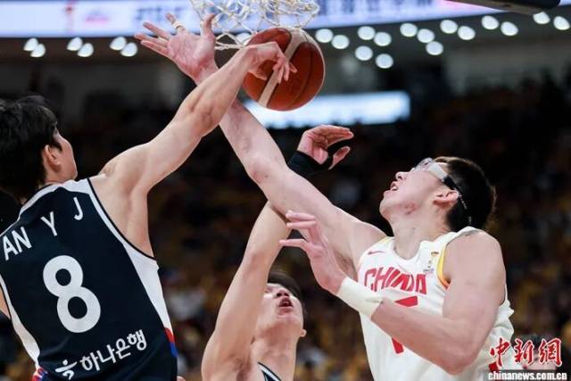 周琦在世预赛中韩首场对决中上篮。中新网记者 刘星晨 摄